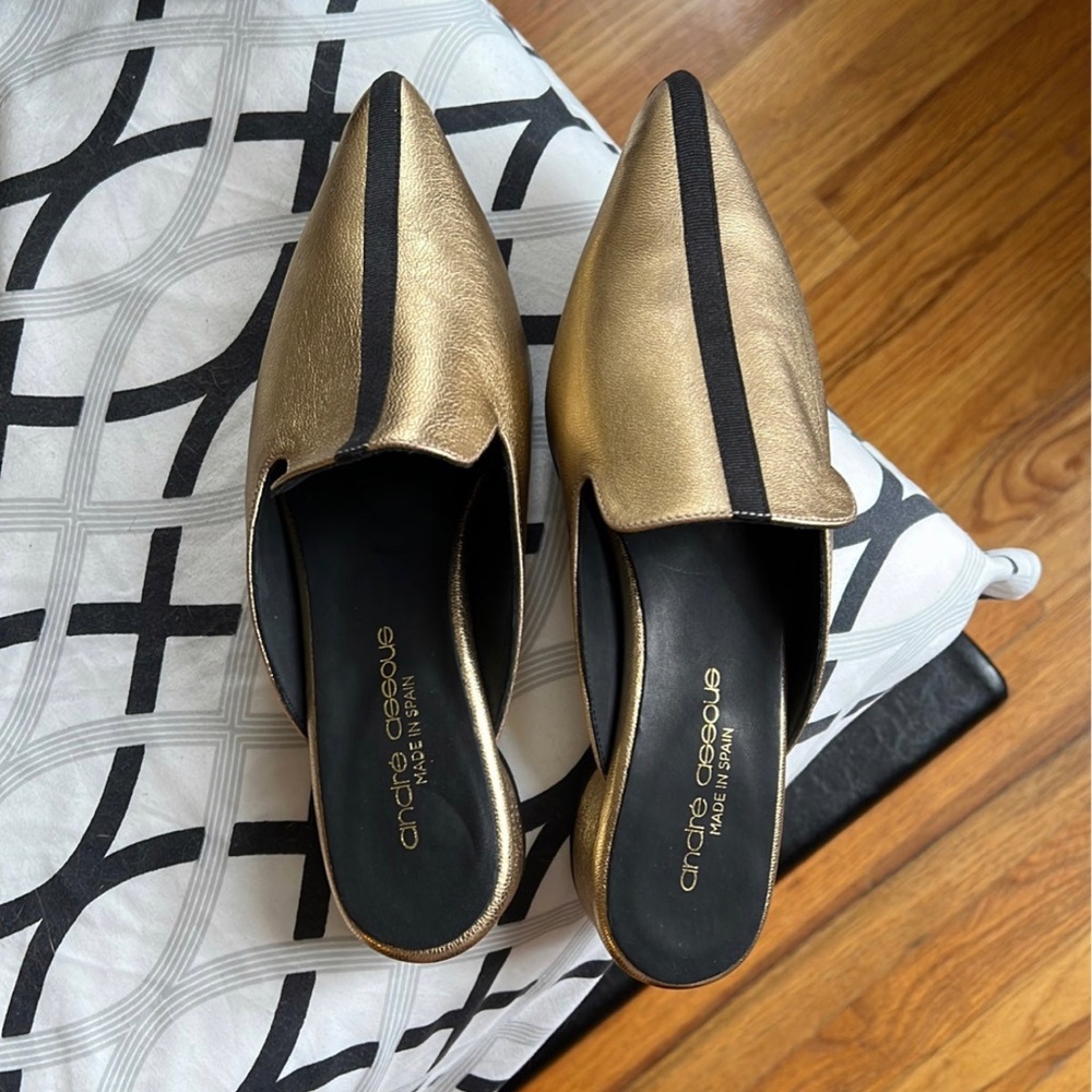 Andre Assous gold slides size 7.5